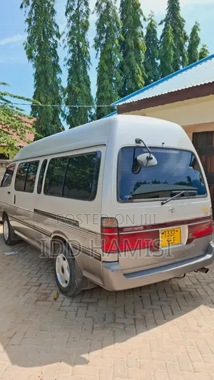 Toyota HiAce 2000 Beige