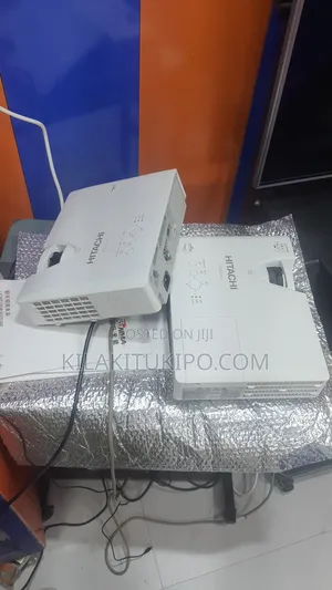 Hitachi Cp-Ex251n Projector in Clean Condition