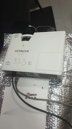 Hitachi Cp-Ex251n Projector in Clean Condition