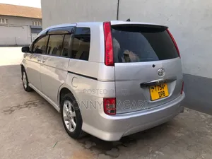 Toyota ISIS 2010 Silver
