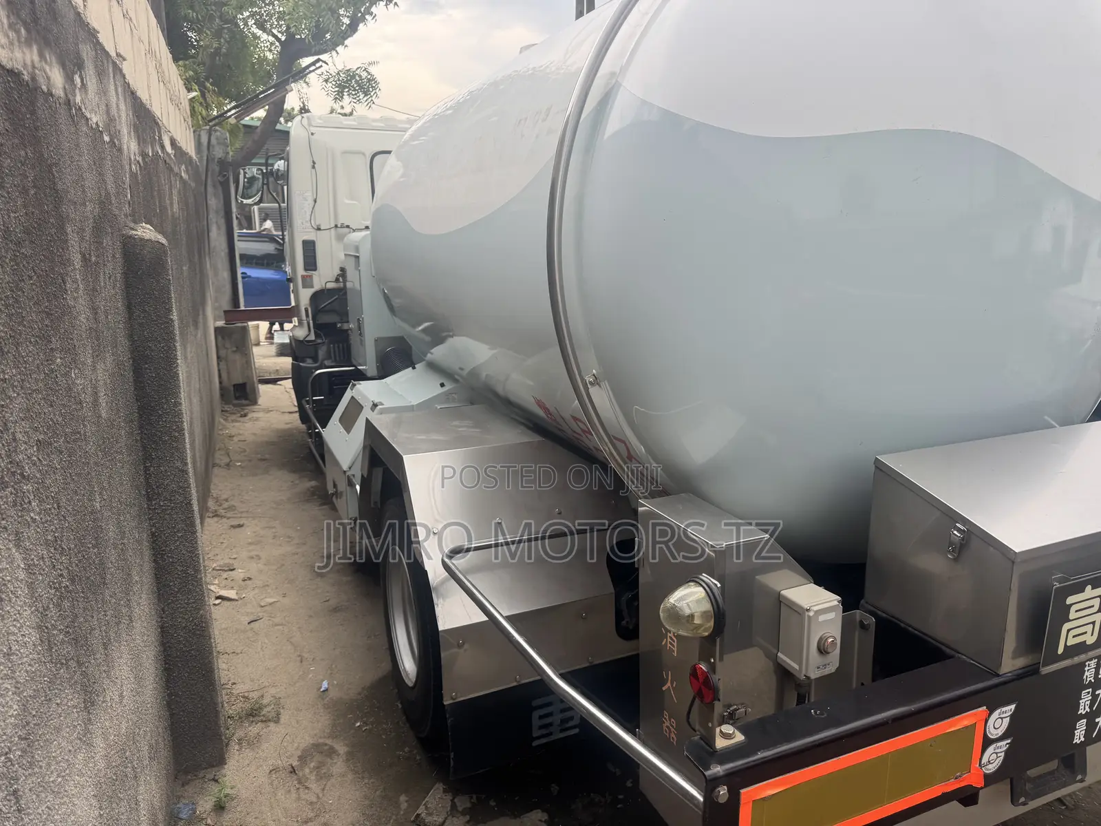  Quick Specs: • Model: 2004 Hino Ranger (J05d Engine)