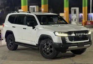 Toyota Land Cruiser LC300 2024 White