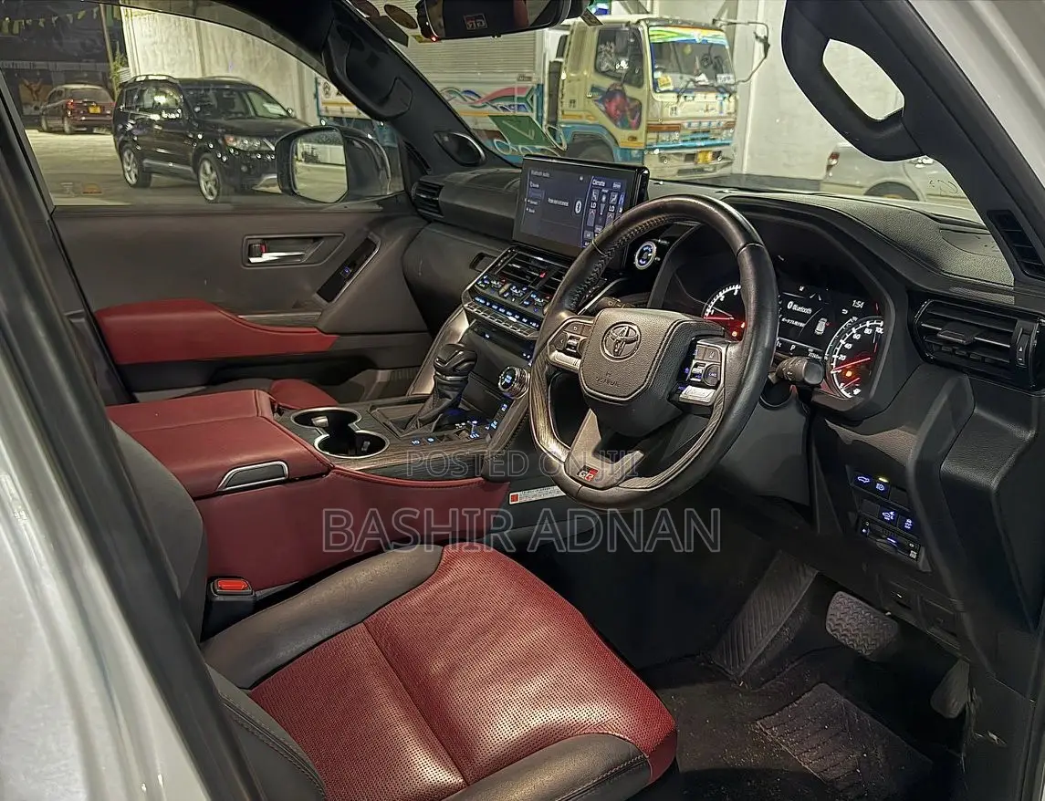 Toyota Land Cruiser LC300 2024 White