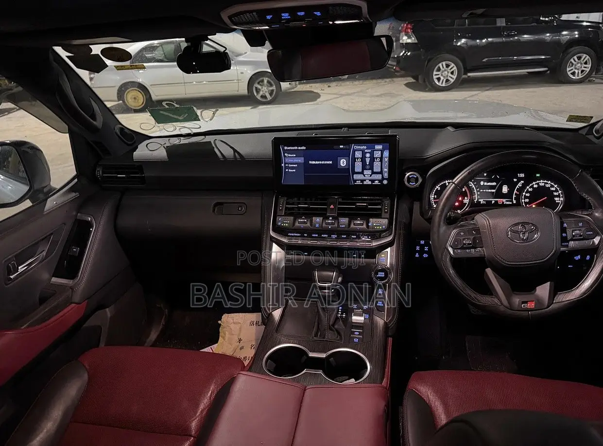 Toyota Land Cruiser LC300 2024 White
