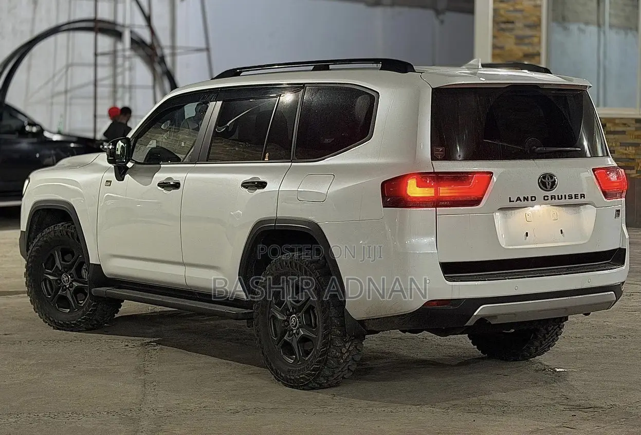 Toyota Land Cruiser LC300 2024 White