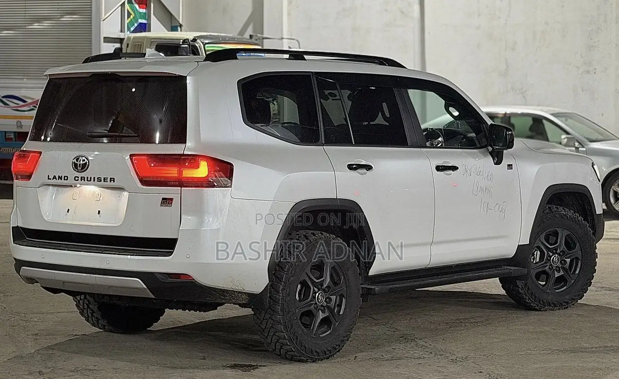 Toyota Land Cruiser LC300 2024 White