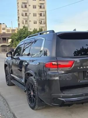 Toyota Land Cruiser LC300 2023 Black
