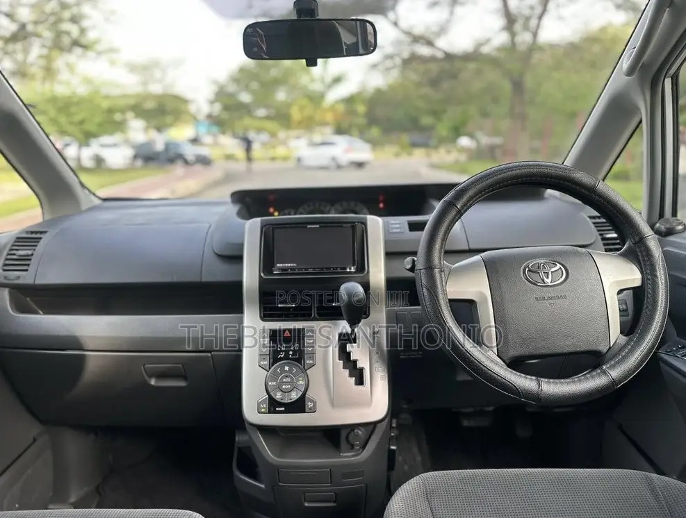 Toyota Noah 2008 Silver