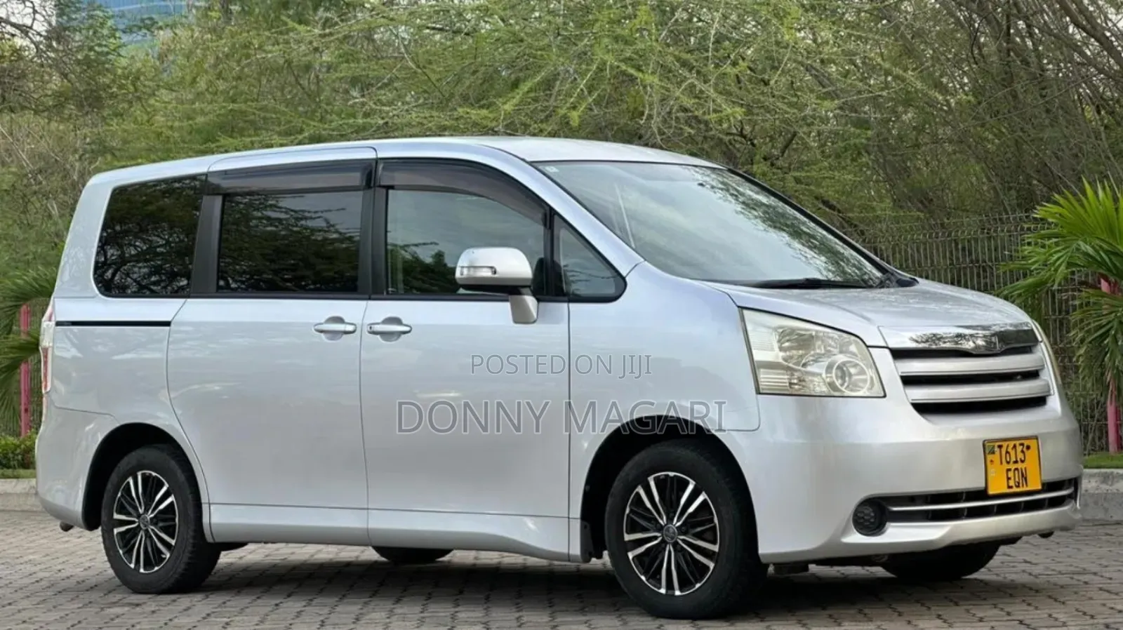 Toyota Noah 2.0 143hp AWD (8 Seater) 2008 Silver