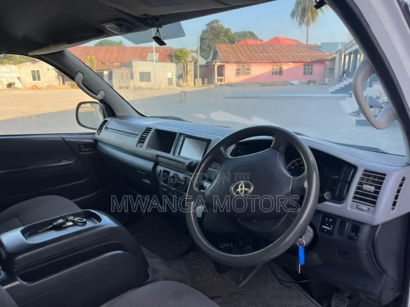 Toyota HiAce 2014 White