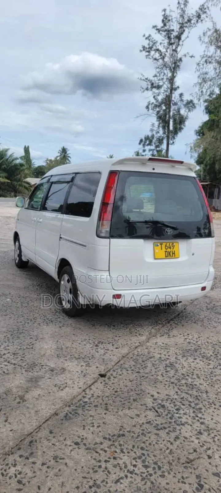 Toyota Noah 2001 White