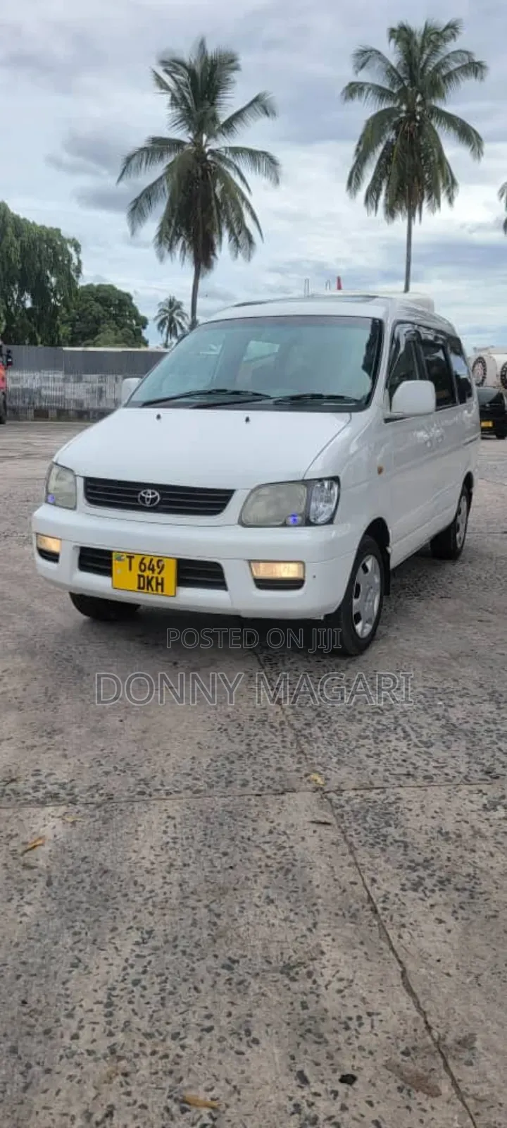 Toyota Noah 2001 White