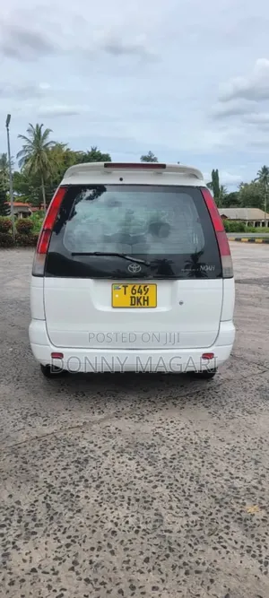 Toyota Noah 2001 White