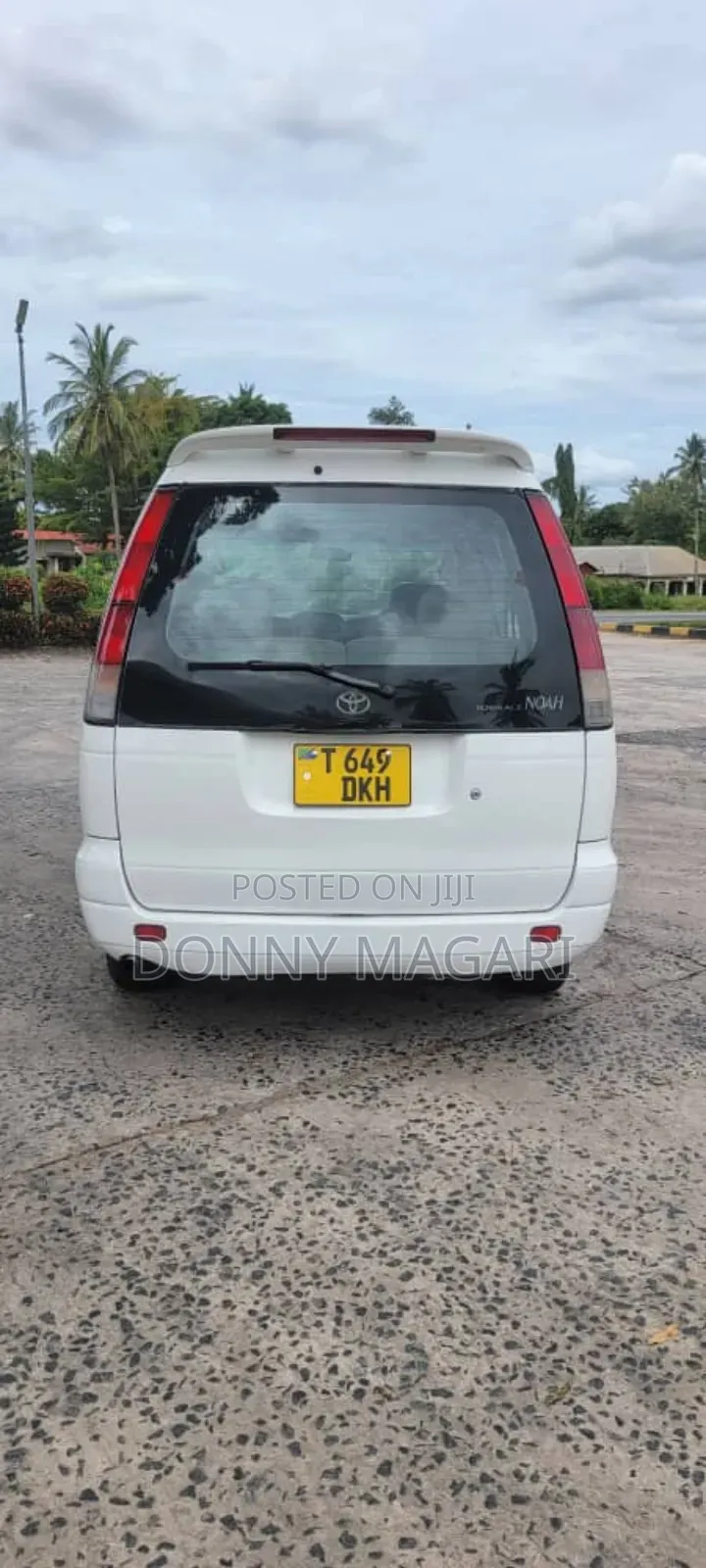 Toyota Noah 2001 White