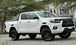 Toyota Hilux 2023 White