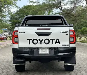 Toyota Hilux 2023 White