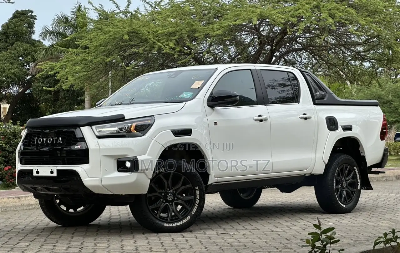 Toyota Hilux 2023 White
