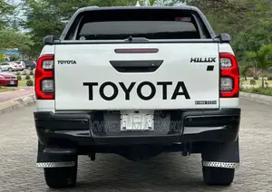 Toyota Hilux 2022 White