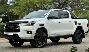 Toyota Hilux 2022 White
