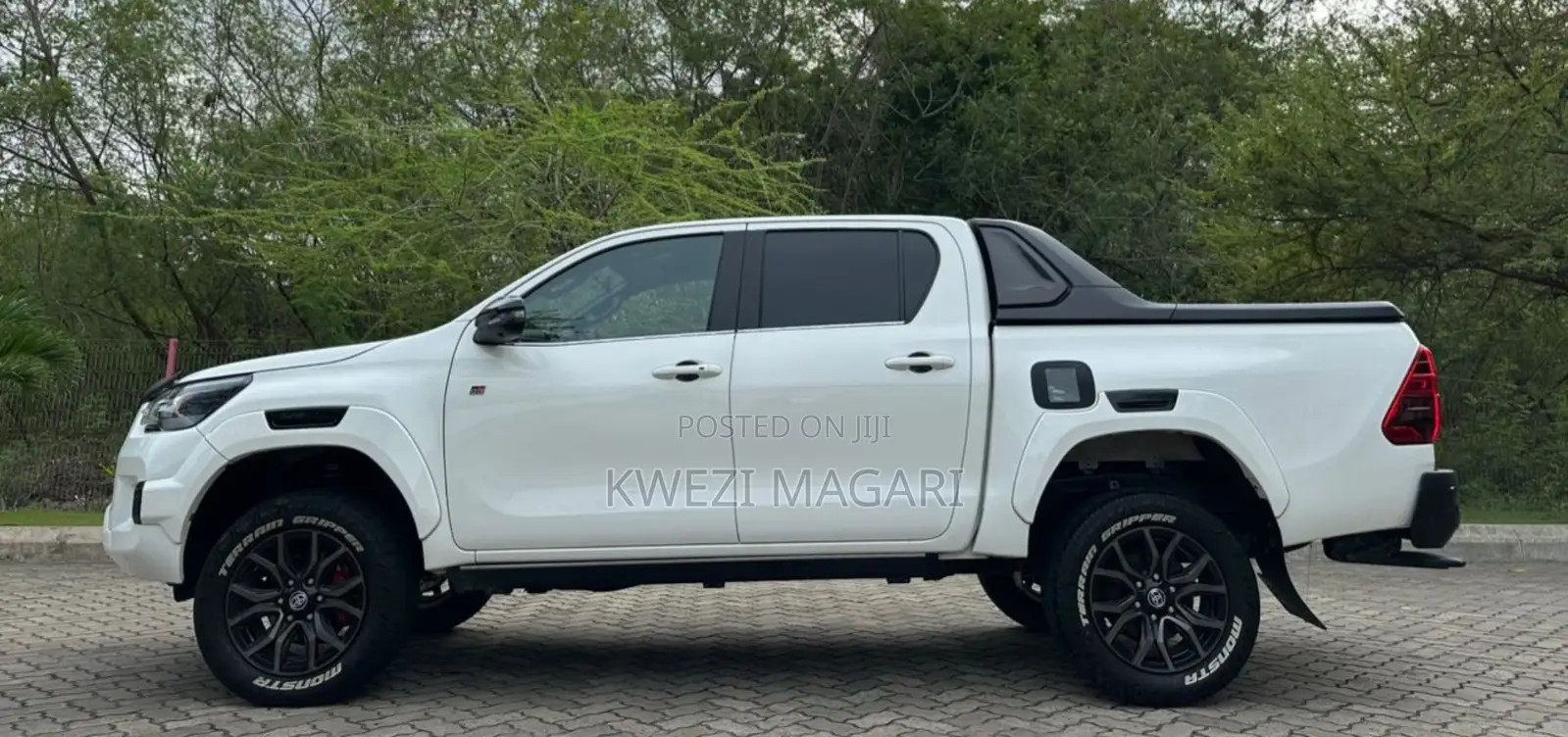 Toyota Hilux 2022 White