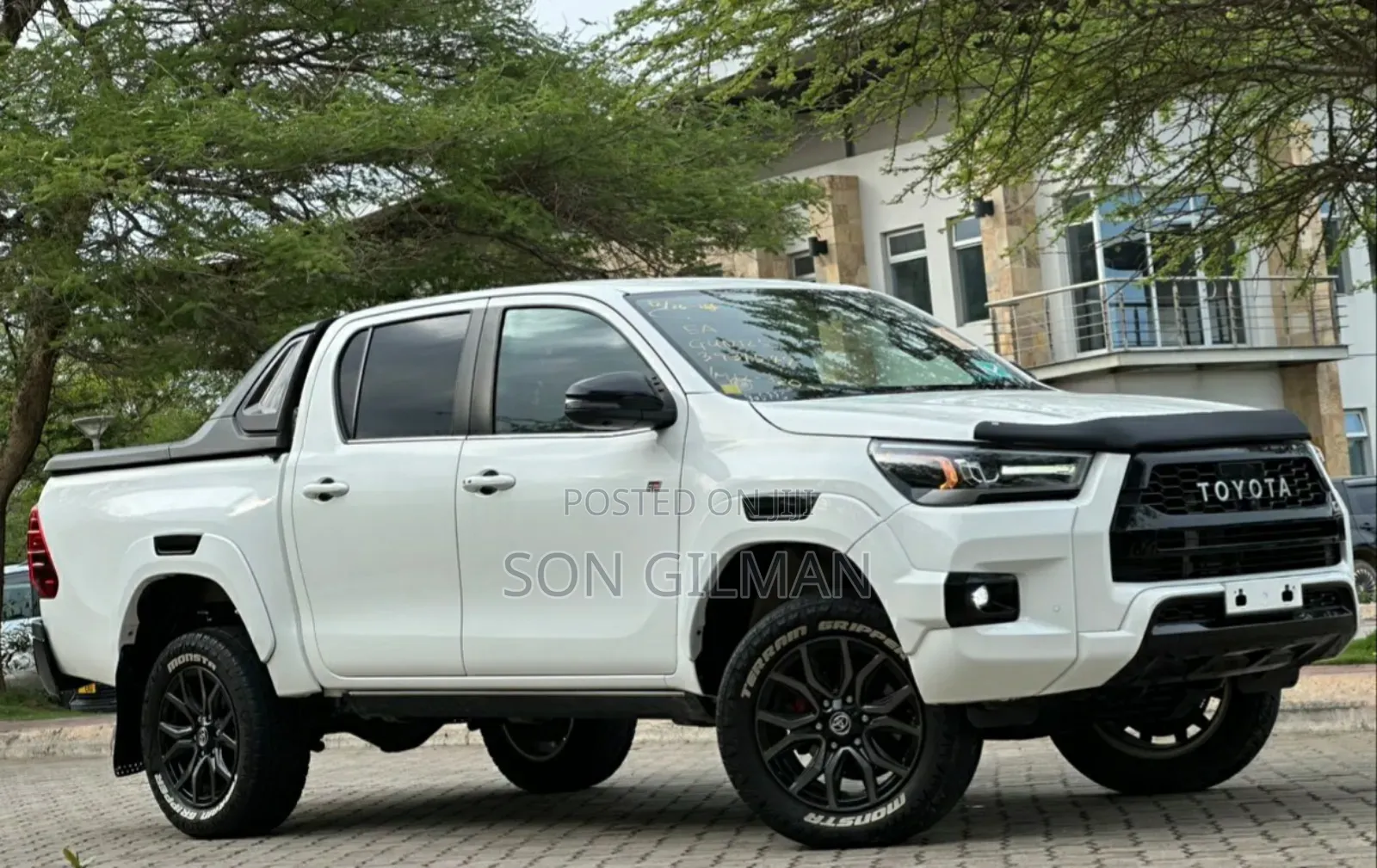 Toyota Hilux 2022 White