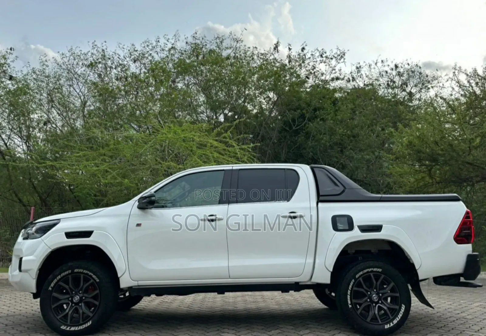 Toyota Hilux 2022 White