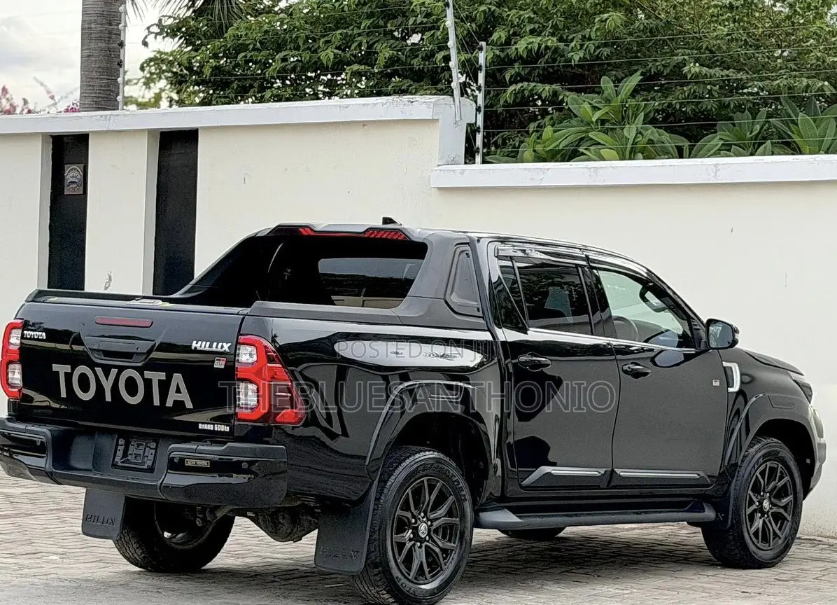 Toyota Hilux 2022 Black