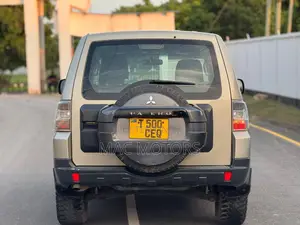 Mitsubishi Pajero 3.2 DI-D Automatic 2007 Beige