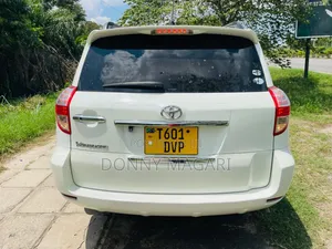 Toyota Vanguard 2010 White