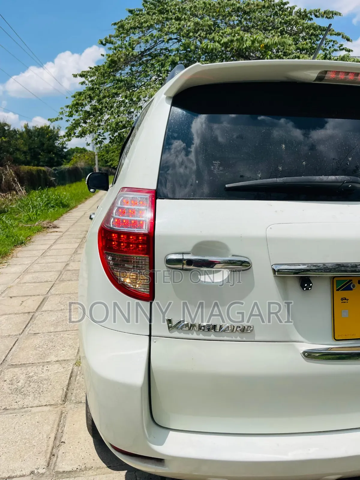 Toyota Vanguard 2010 White