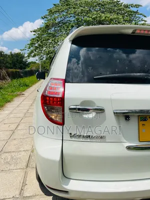 Toyota Vanguard 2010 White