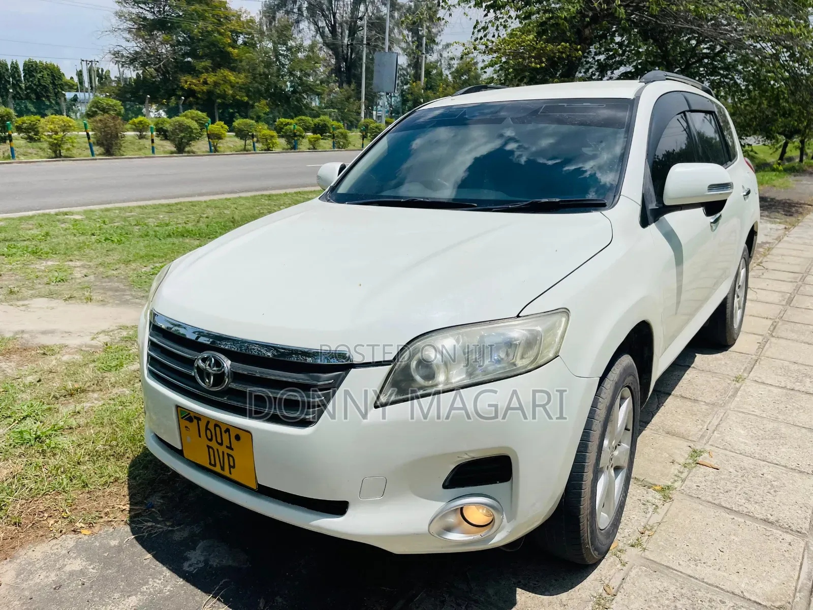 Toyota Vanguard 2010 White