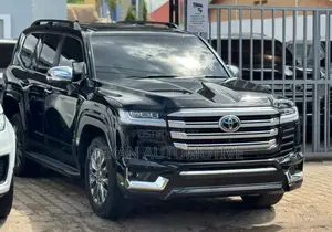 Toyota Land Cruiser LC300 2024 Black