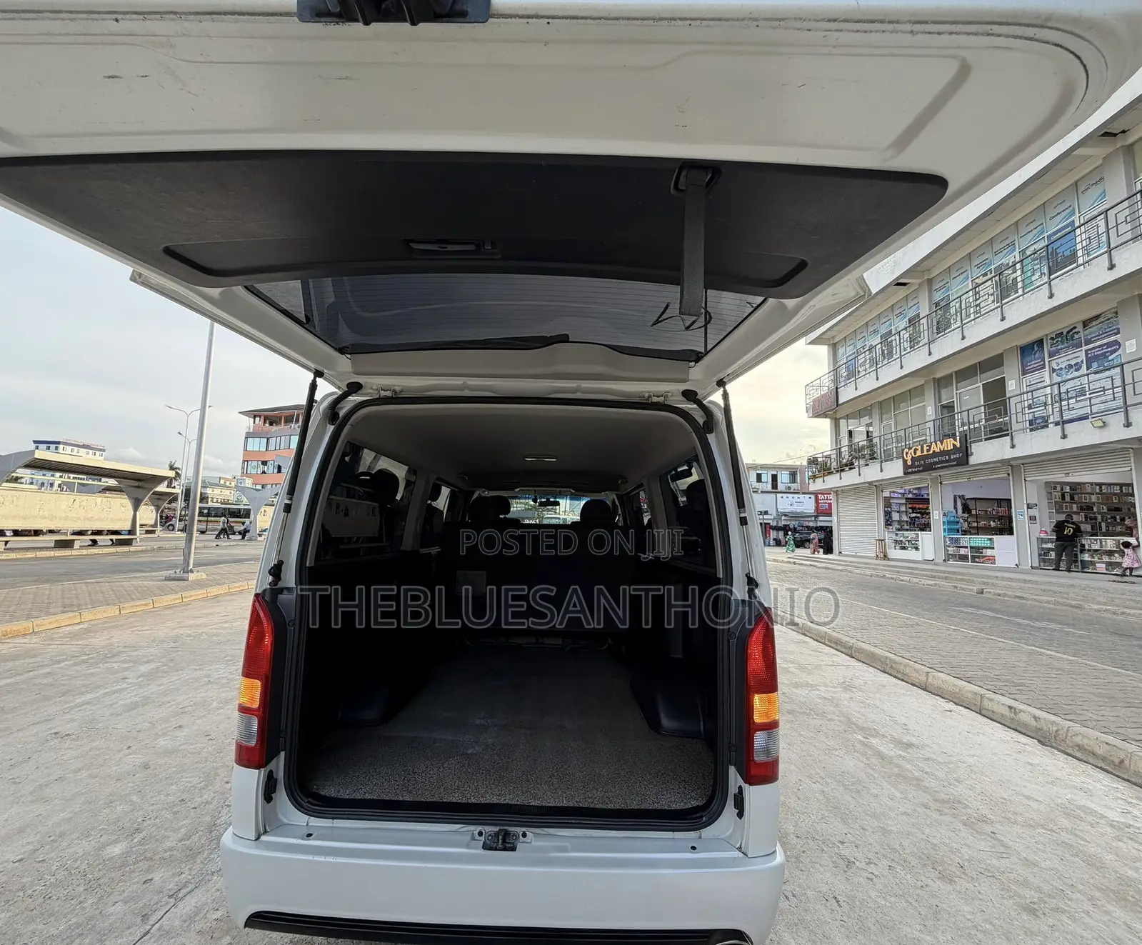 Toyota HiAce 2013 White