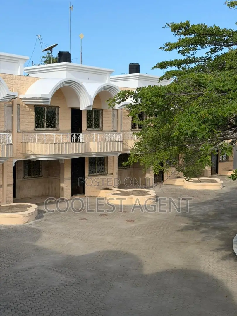 20bdrm Villa in Coolest Estate, Masaki for rent