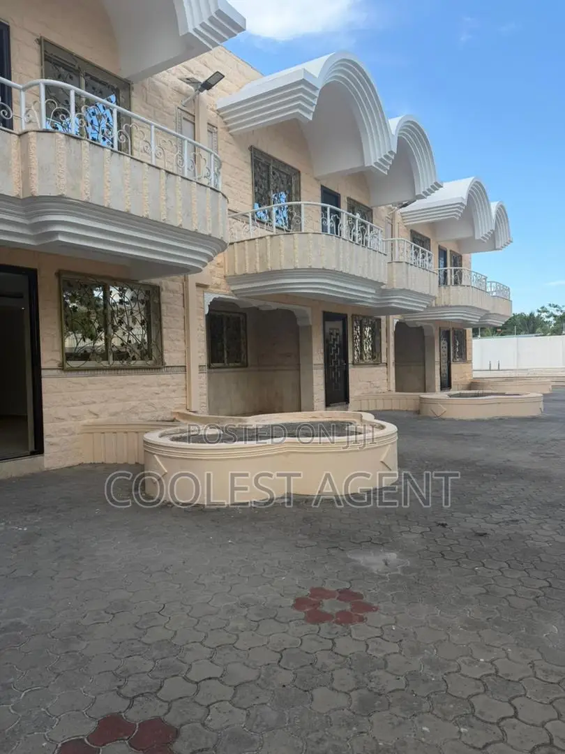 20bdrm Villa in Coolest Estate, Masaki for rent