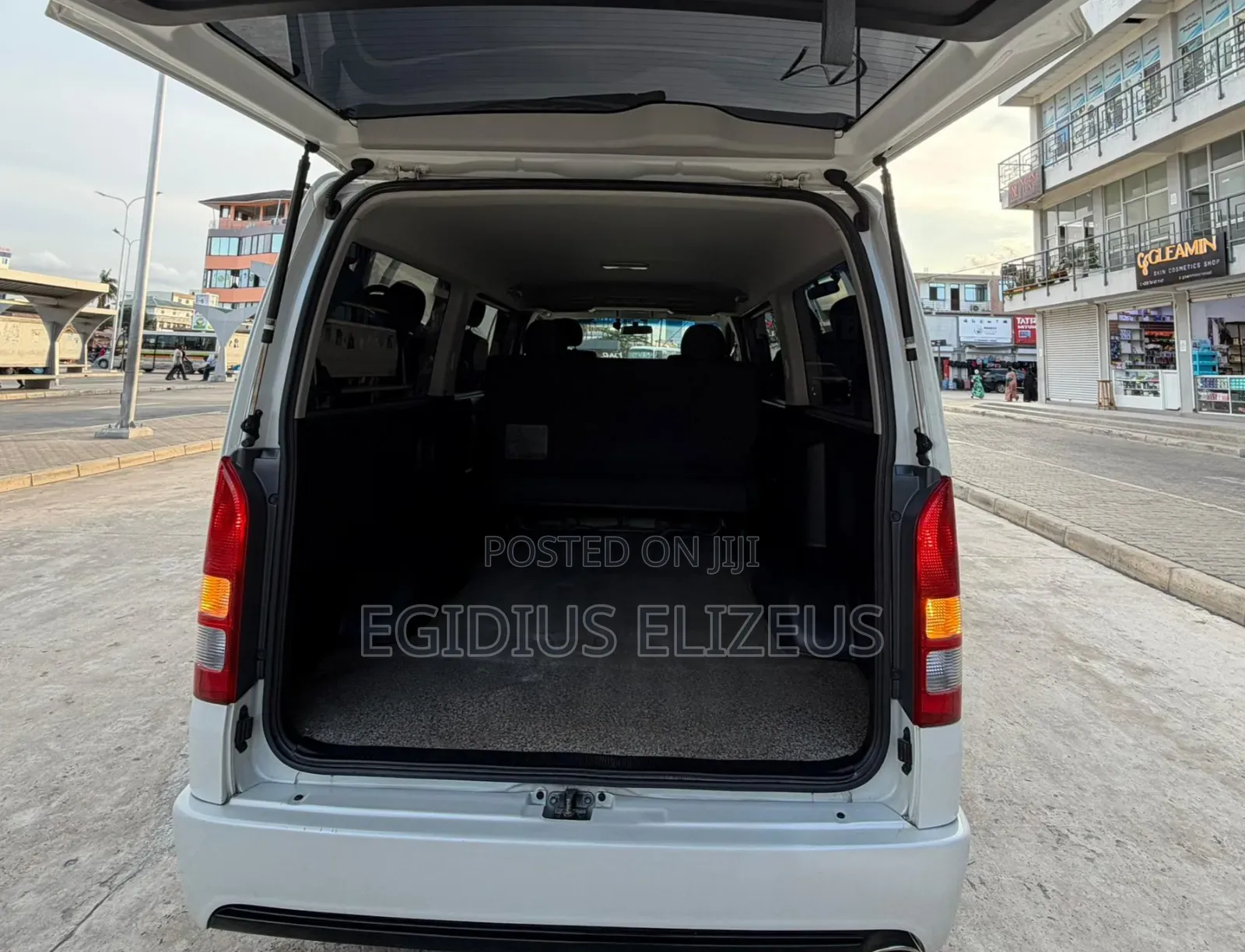 Toyota HiAce 2012 White