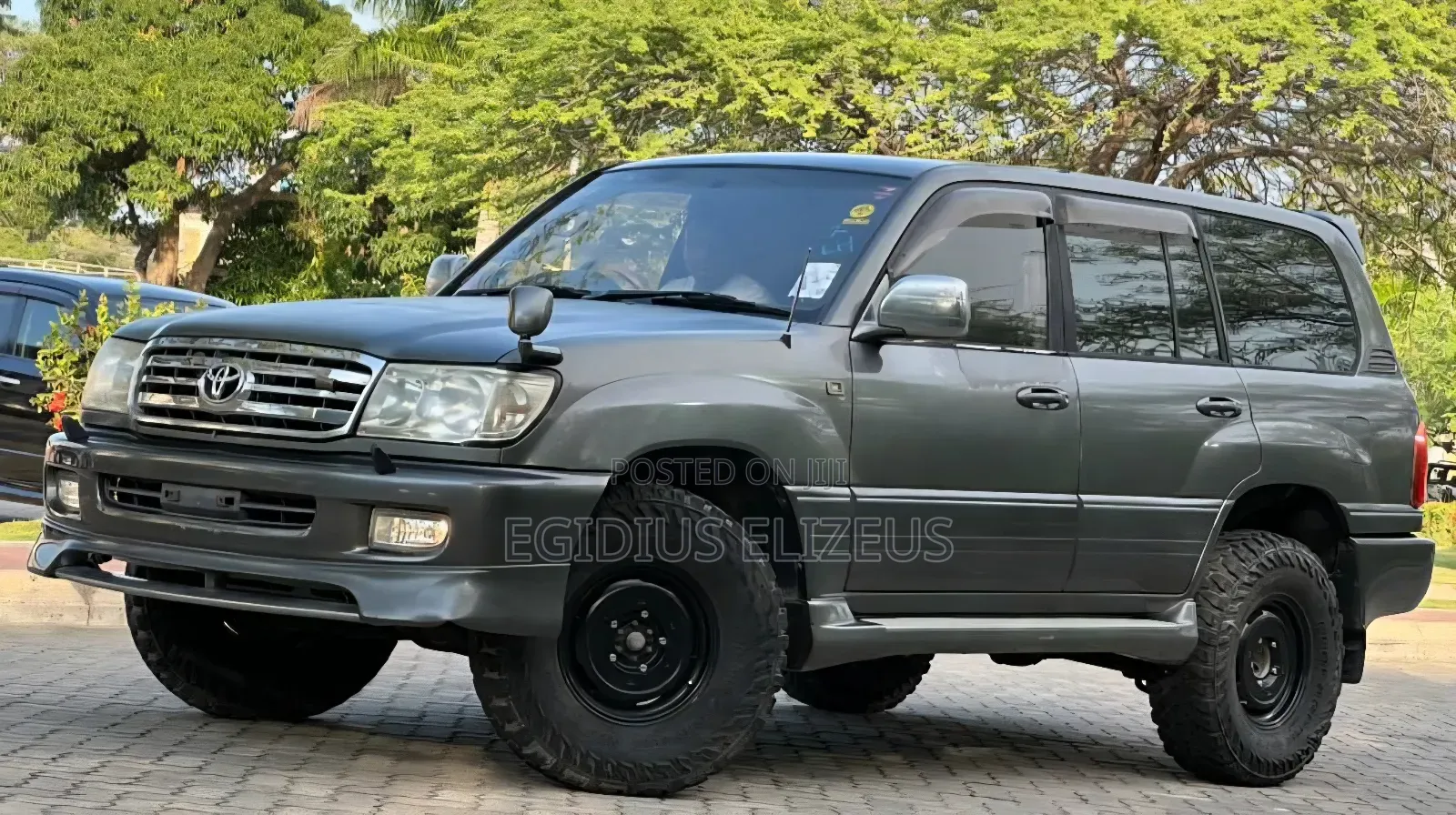 Toyota Land Cruiser 2000 Gray