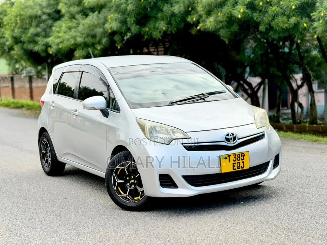Toyota Ractis 2011 Silver