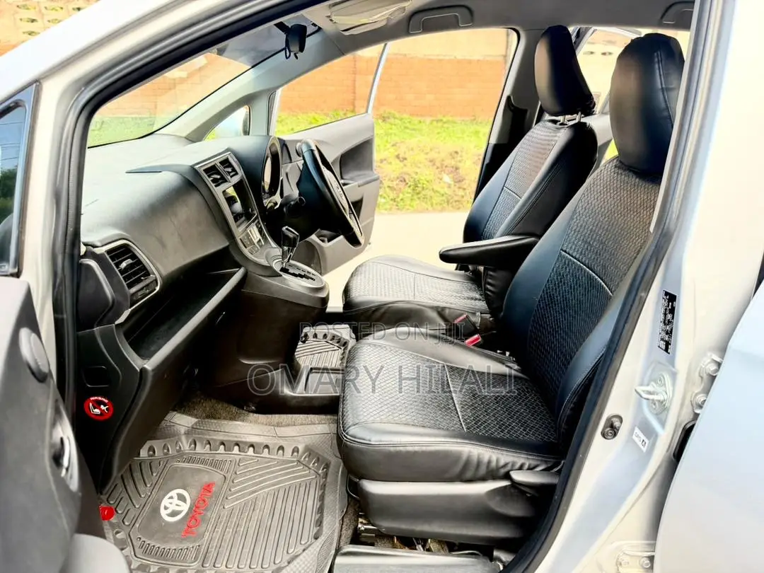Toyota Ractis 2011 Silver