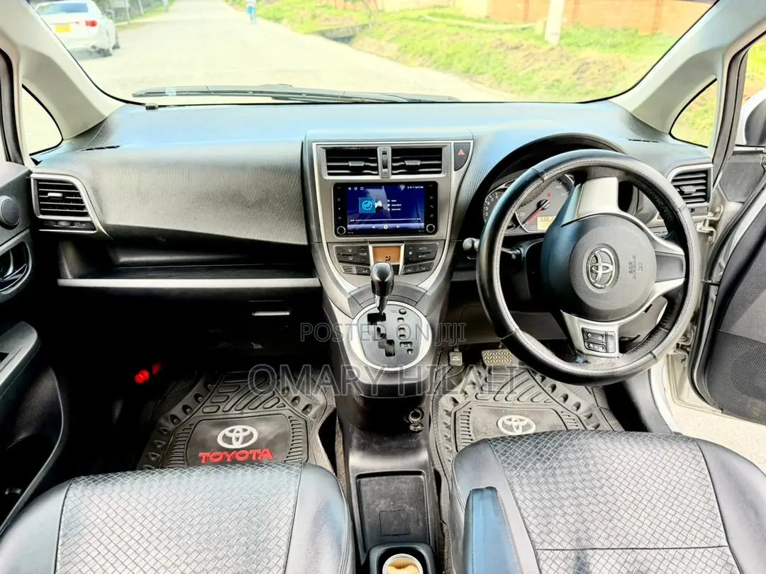 Toyota Ractis 2011 Silver