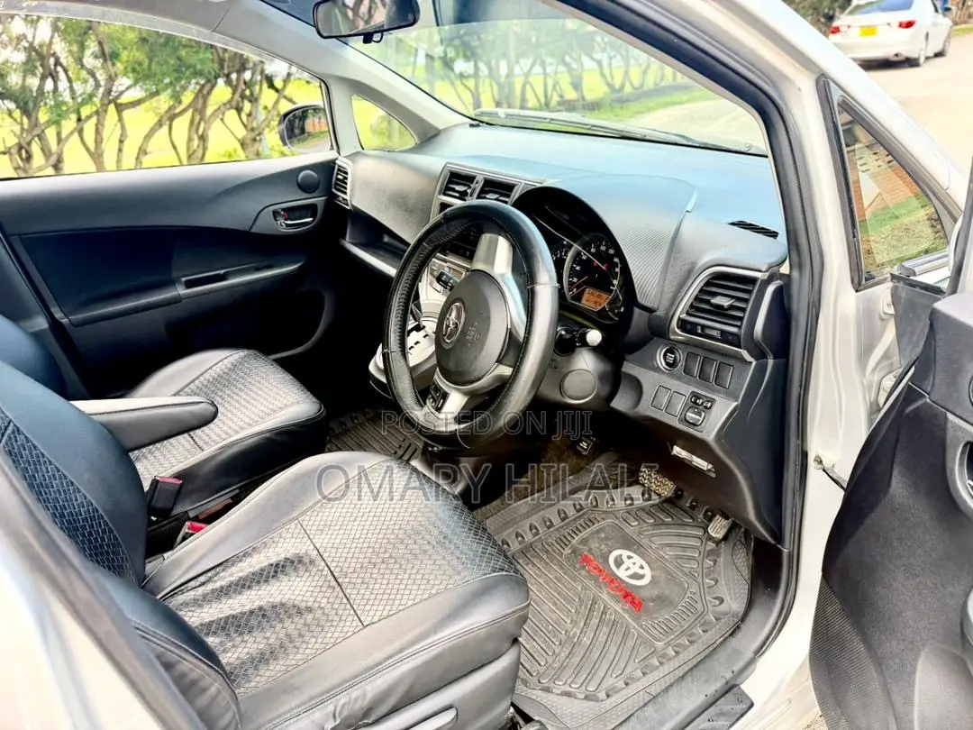 Toyota Ractis 2011 Silver
