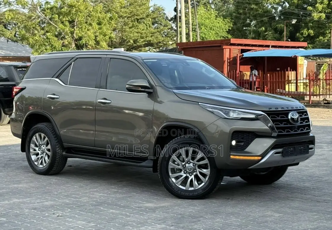 Toyota Fortuner 2021 Brown