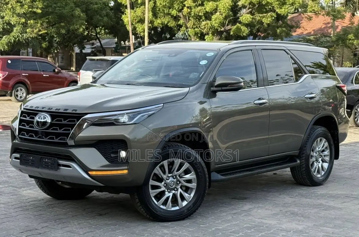 Toyota Fortuner 2021 Brown