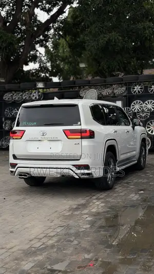 Toyota Land Cruiser LC300 2024 White