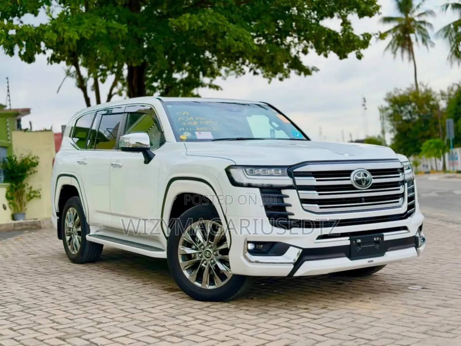 Toyota Land Cruiser LC300 2024 White
