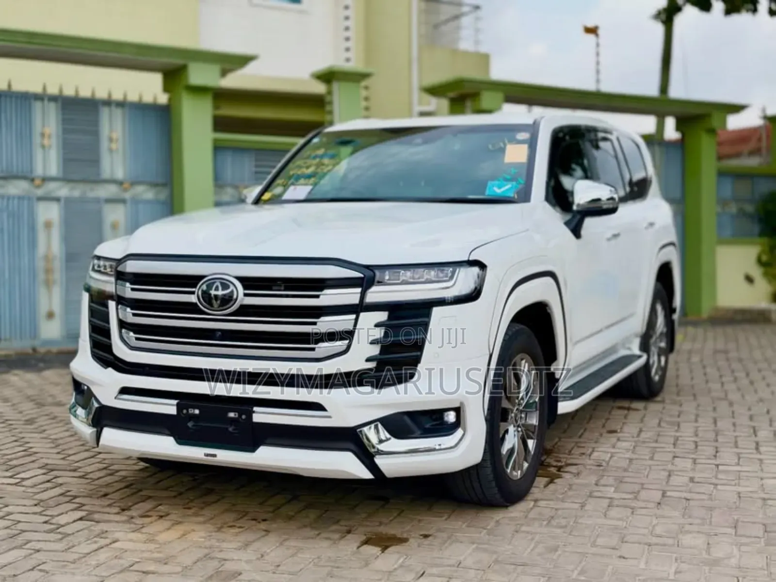 Toyota Land Cruiser LC300 2024 White