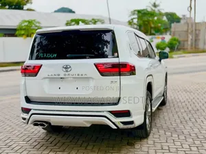 Toyota Land Cruiser LC300 2024 White
