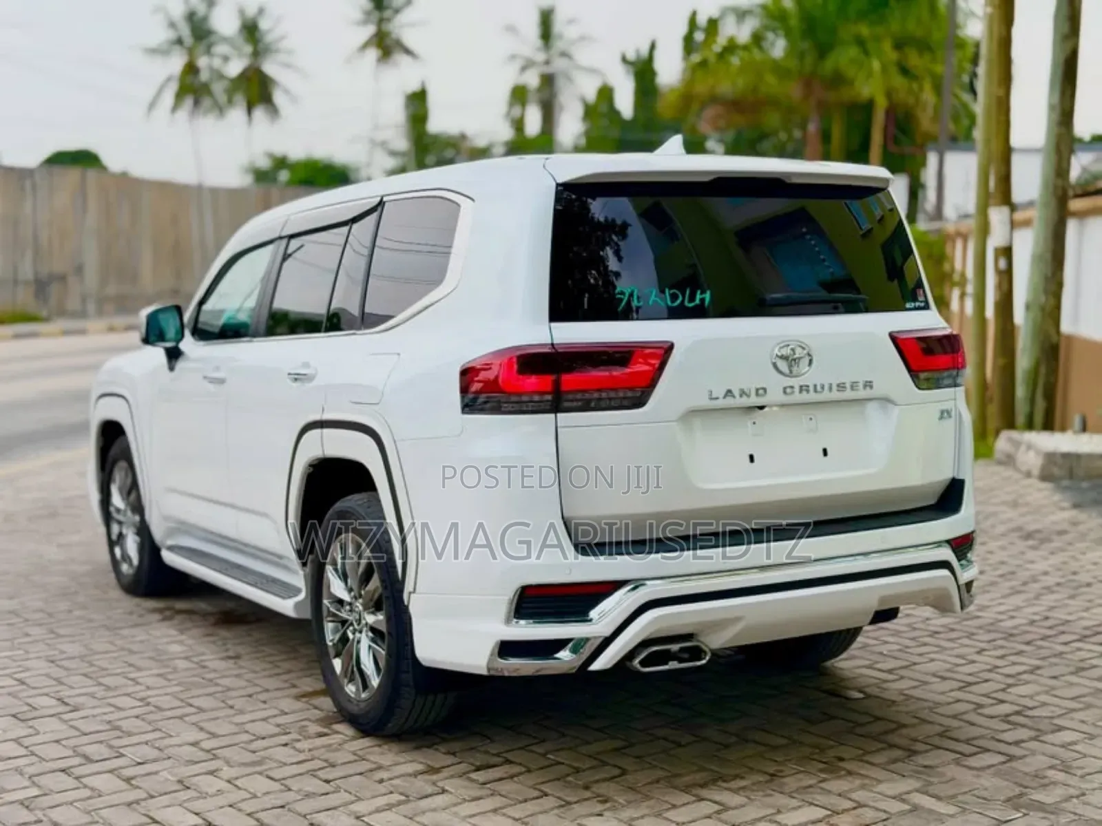 Toyota Land Cruiser LC300 2024 White