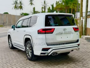 Toyota Land Cruiser LC300 2024 White